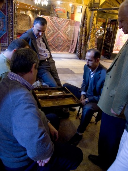 Men-playing-backg-in-bazaar2